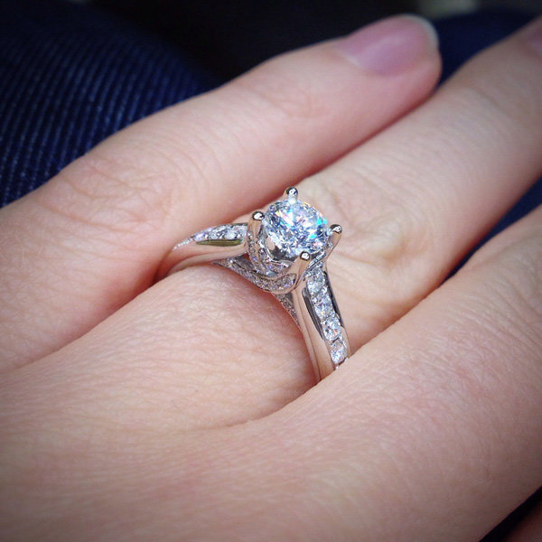 Красивое кольцо с бриллиантом на пальце