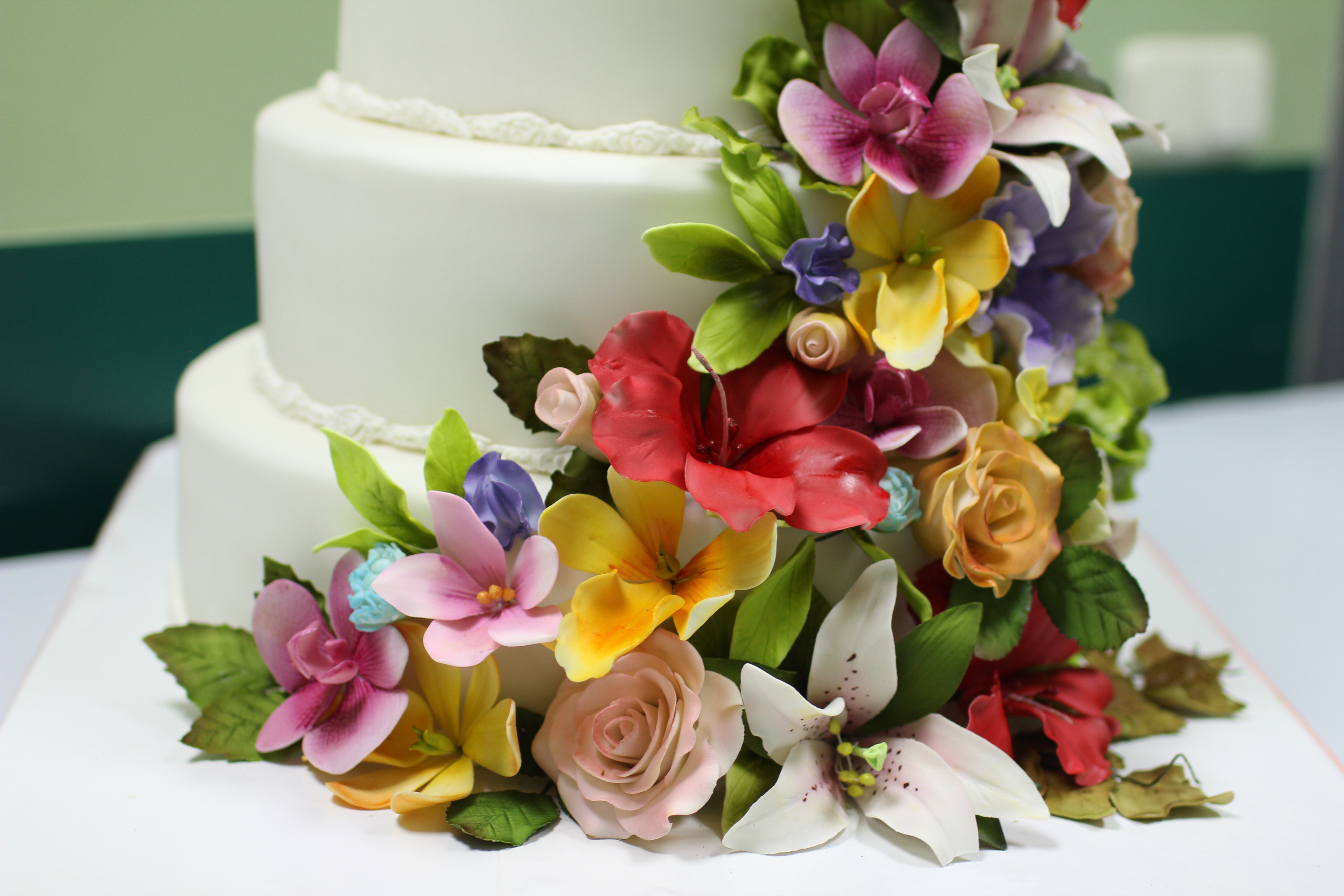 Почему лучше отказаться от живых цветов на свадебном торте?. Фото 9
