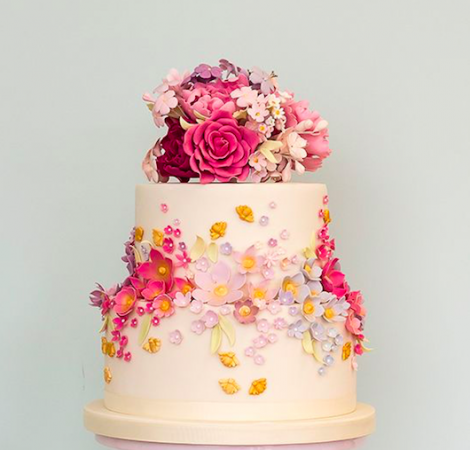 Почему лучше отказаться от живых цветов на свадебном торте?. Фото 8