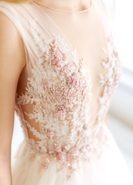 Свадебные платья с цветочной аппликацией. Фото 1