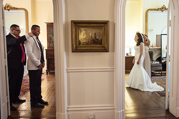 Сборы жениха и невесты: как превратить это в увлекательную фотосессию. Фото 22