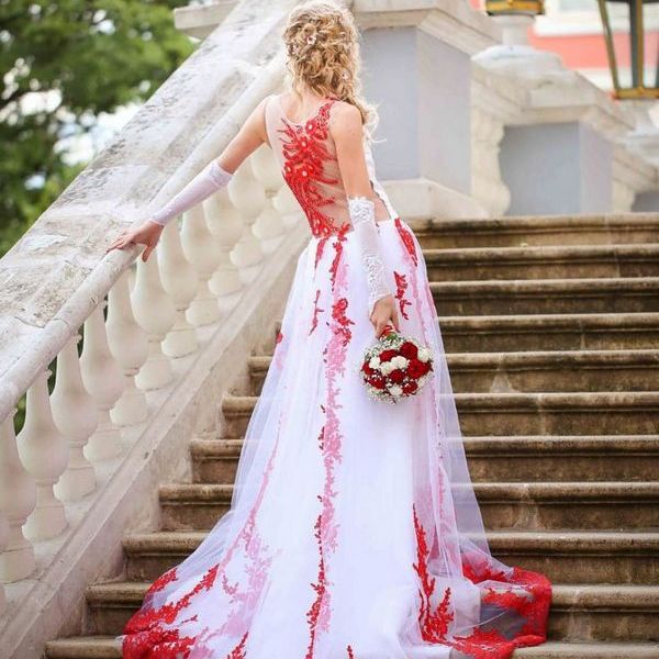Бело-красное свадебное платье: новый взгляд на традиционный наряд невесты. Фото 2