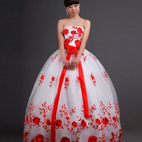 Бело-красное свадебное платье: новый взгляд на традиционный наряд невесты. Фото 3