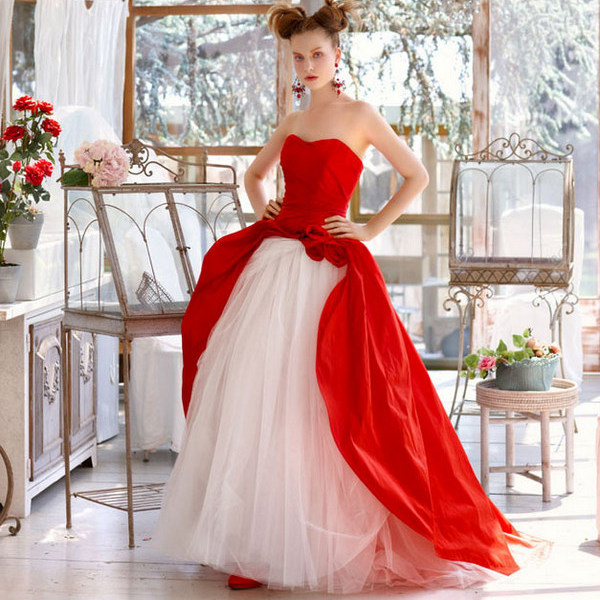 Бело-красное свадебное платье: новый взгляд на традиционный наряд невесты. Фото 4