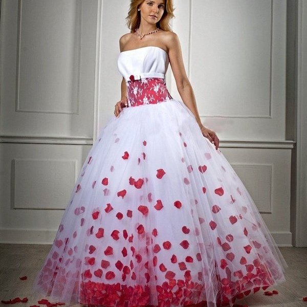 Бело-красное свадебное платье: новый взгляд на традиционный наряд невесты. Фото 12