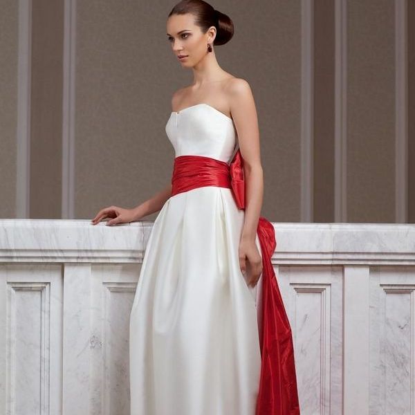 Бело-красное свадебное платье: новый взгляд на традиционный наряд невесты. Фото 15