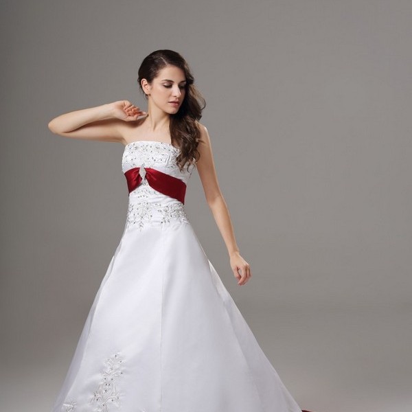 Бело-красное свадебное платье: новый взгляд на традиционный наряд невесты. Фото 19