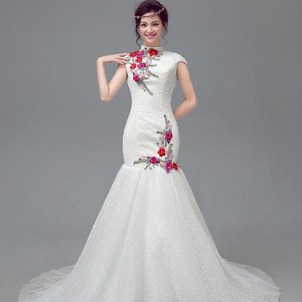 Бело-красное свадебное платье: новый взгляд на традиционный наряд невесты. Фото 21