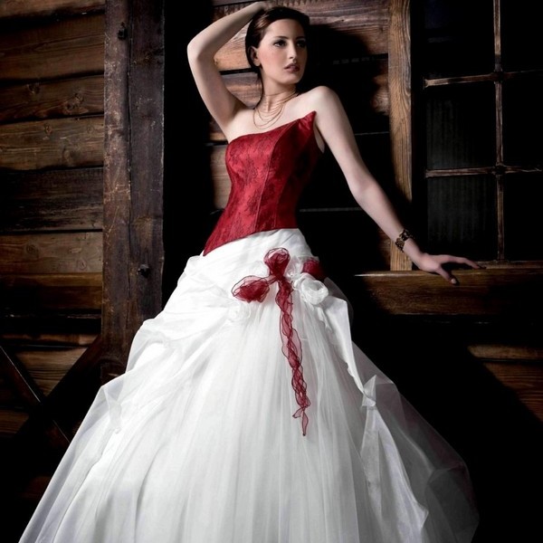 Бело-красное свадебное платье: новый взгляд на традиционный наряд невесты. Фото 23