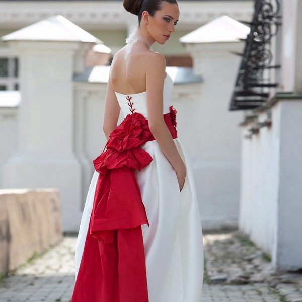 Бело-красное свадебное платье: новый взгляд на традиционный наряд невесты. Фото 24