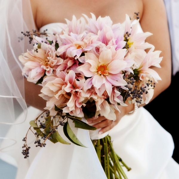 Букет невесты из георгинов – идеальный вариант для осенней свадьбы. Фото 6
