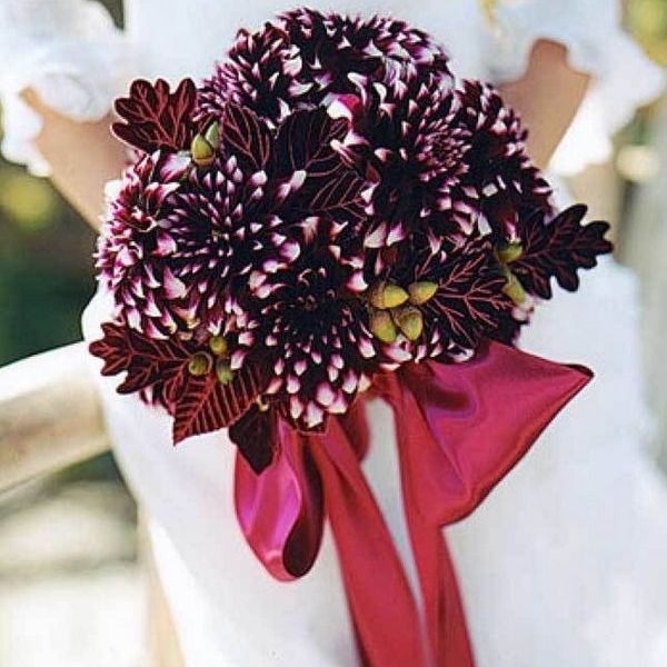 Букет невесты из георгинов – идеальный вариант для осенней свадьбы. Фото 11