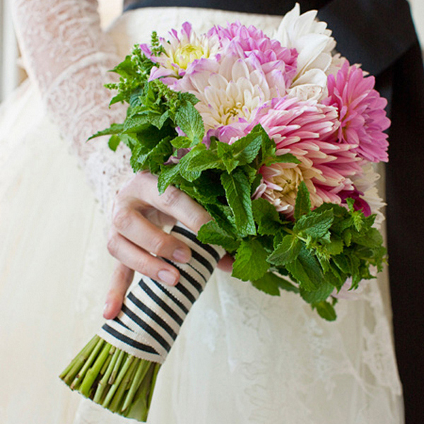 Букет невесты из георгинов – идеальный вариант для осенней свадьбы. Фото 10