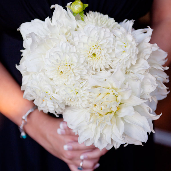 Букет невесты из георгинов – идеальный вариант для осенней свадьбы. Фото 15