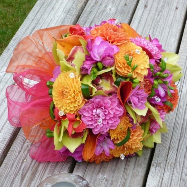 Букет невесты из георгинов – идеальный вариант для осенней свадьбы. Фото 17