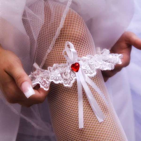 Подвязка невесты: куда надевать, как снимать и зачем бросать. Фото 7
