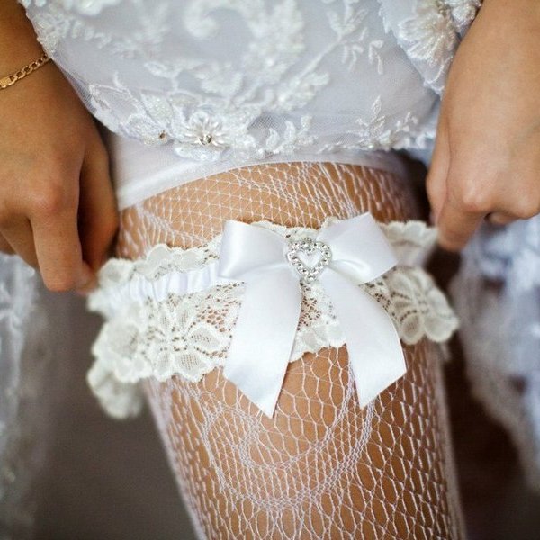Подвязка невесты: куда надевать, как снимать и зачем бросать. Фото 18