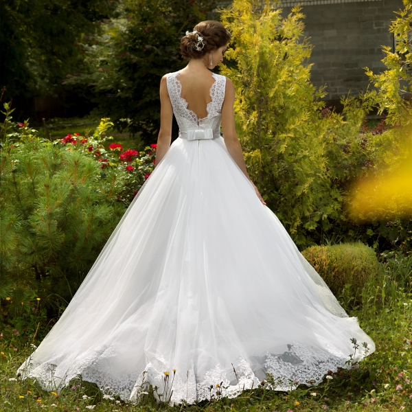 Соблазнительное свадебное платье с открытой спиной. Фото 6
