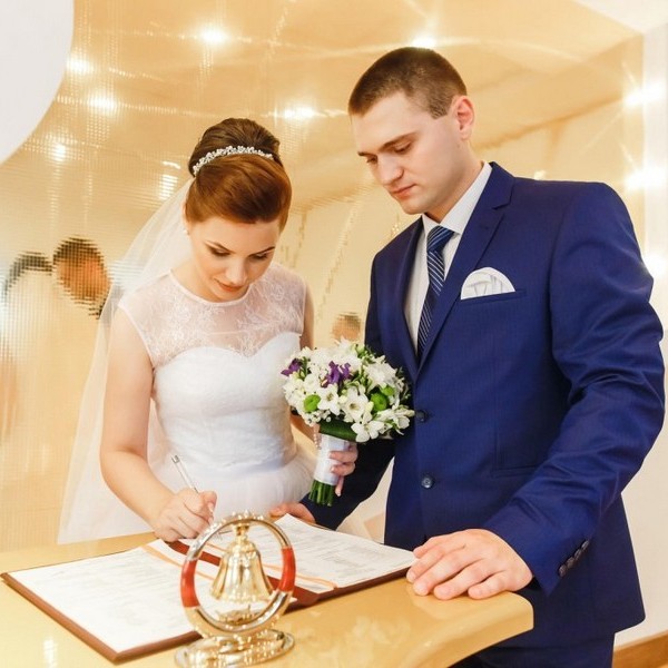 Стоит ли невесте брать фамилию жениха: анализируем все за и против. Фото 1
