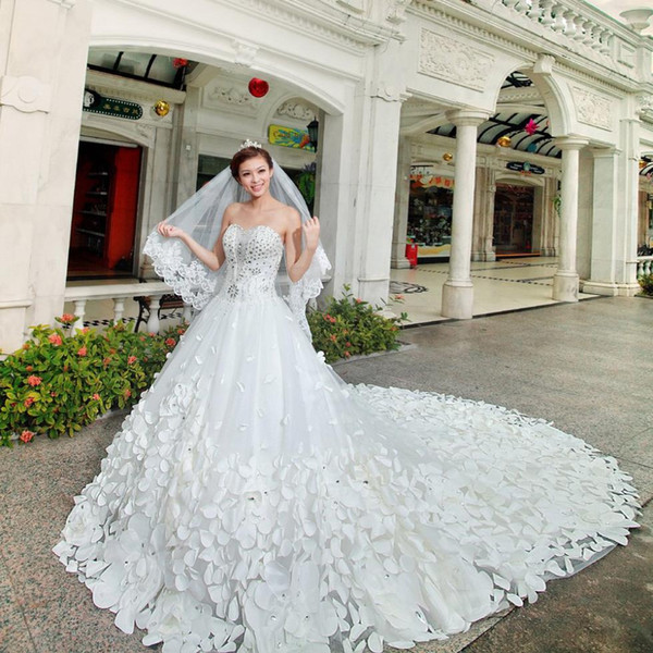 Платье невесты со шлейфом – изумительный наряд для настоящей королевы. Фото 1