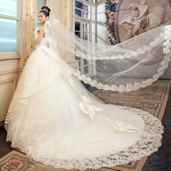 Платье невесты со шлейфом – изумительный наряд для настоящей королевы. Фото 4