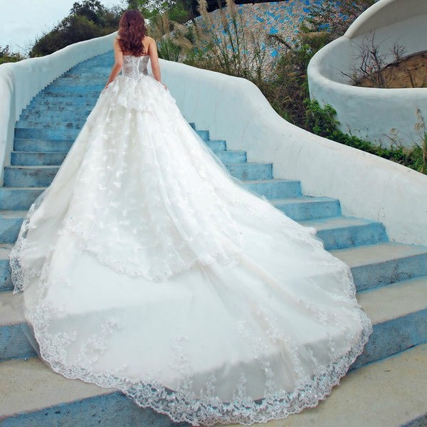 Платье невесты со шлейфом – изумительный наряд для настоящей королевы. Фото 17