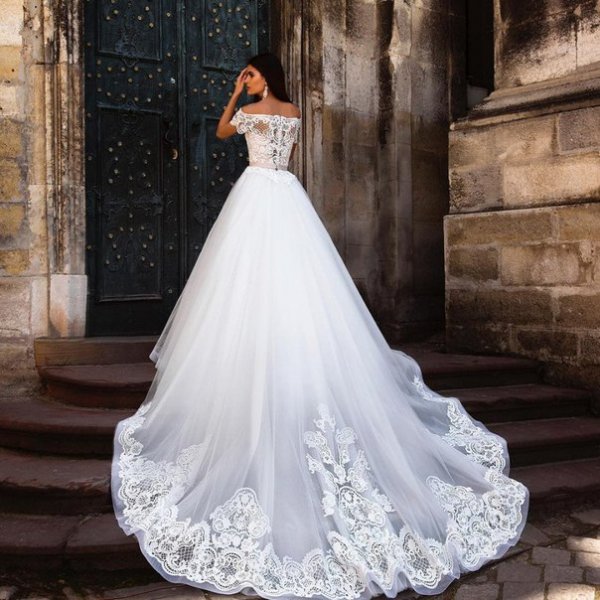 Платье невесты со шлейфом – изумительный наряд для настоящей королевы. Фото 20
