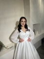 Стильное атласное свадебное платье