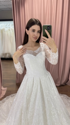 Закрытое кружевное свадебное платье с рукавами и шлейфом купить в Минске