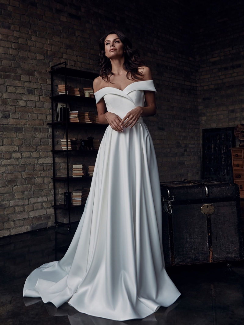 Свадебное платье Кармен а-силуэт (принцесса) айвори, из атласа, длинное, в пол, пышное, фото, коллекция 2022