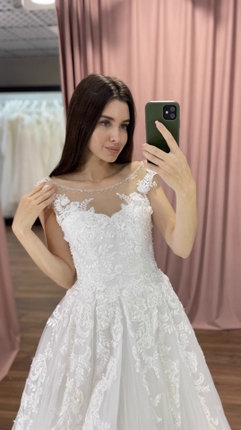 Кружевное свадебное платье со шлейфом и плотным корсетом купить в Минске