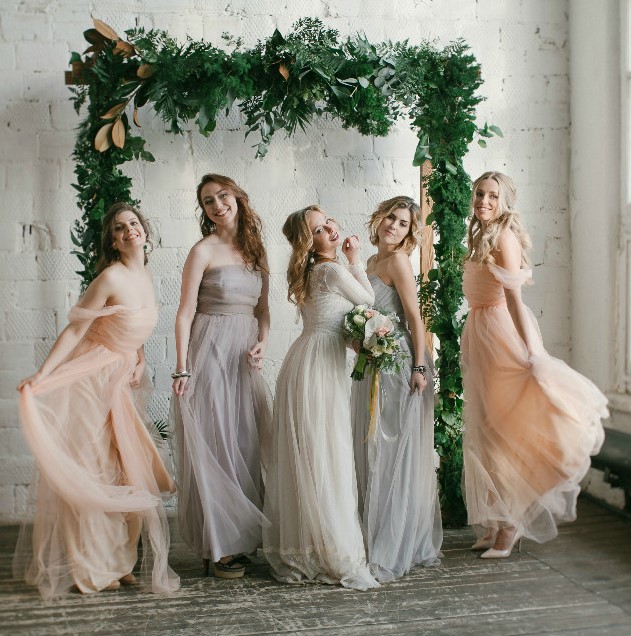 Женская лига: как выбрать наряды для подружек невесты